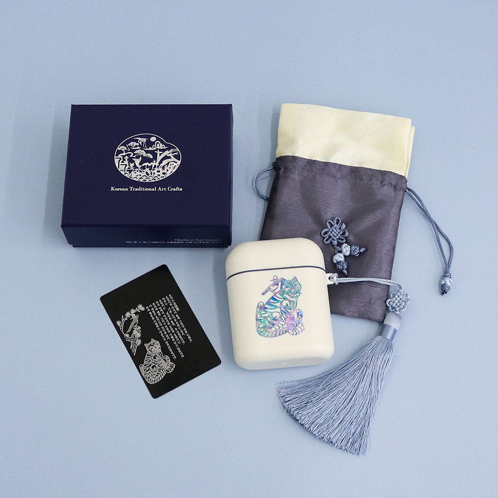 Close-up of mother-of-pearl inlay showing Tiger and Magpie Hojakdo pattern on 777 nail clipper