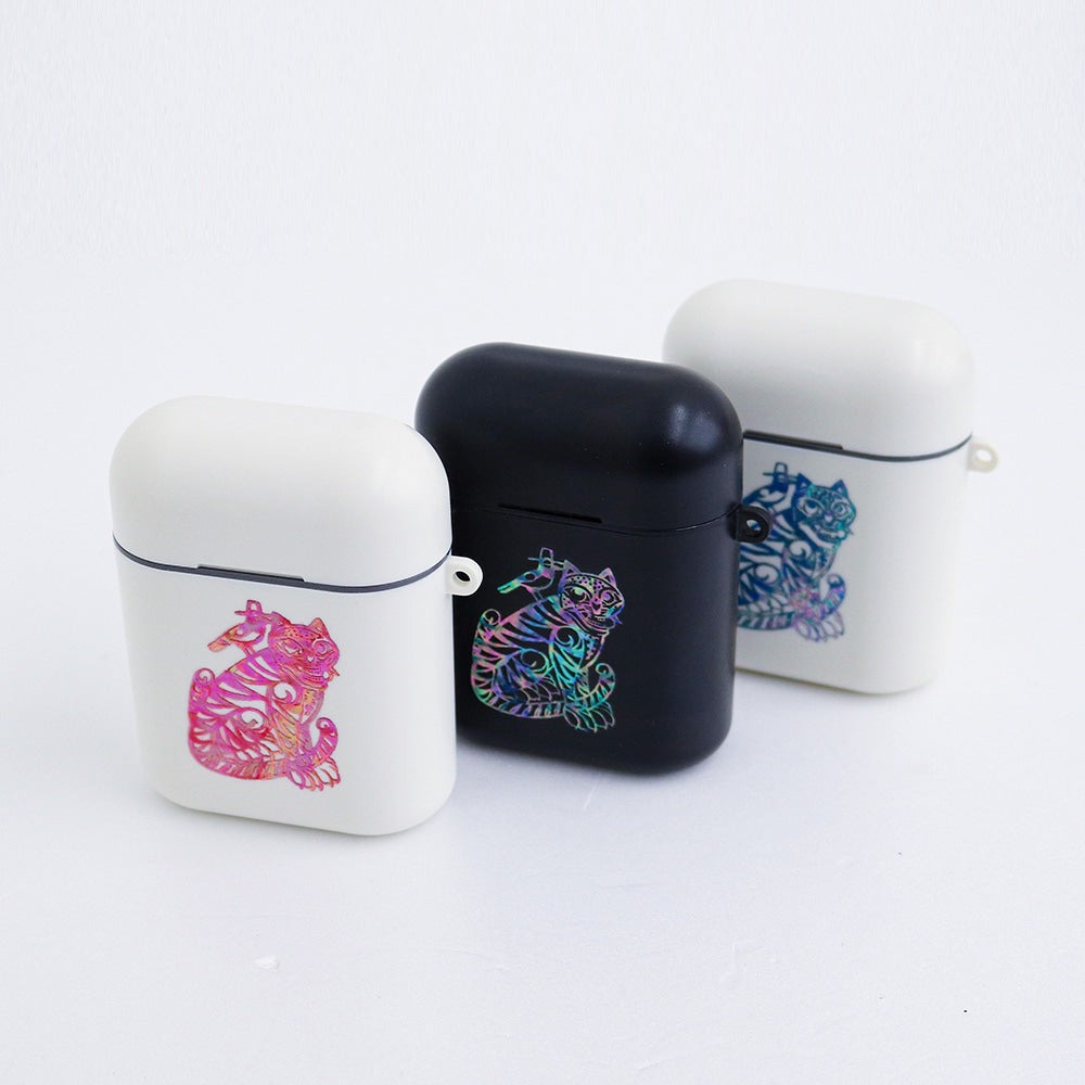 Close-up of mother-of-pearl inlay showing Tiger and Magpie Hojakdo pattern on 777 nail clipper